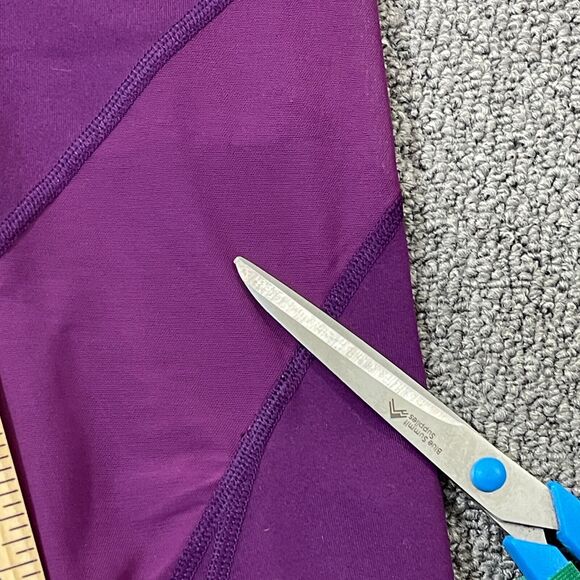 Victorias Secret Sport Knockout Capri Leggings Mesh Pockets Berry Size XS - Picture 10 of 14